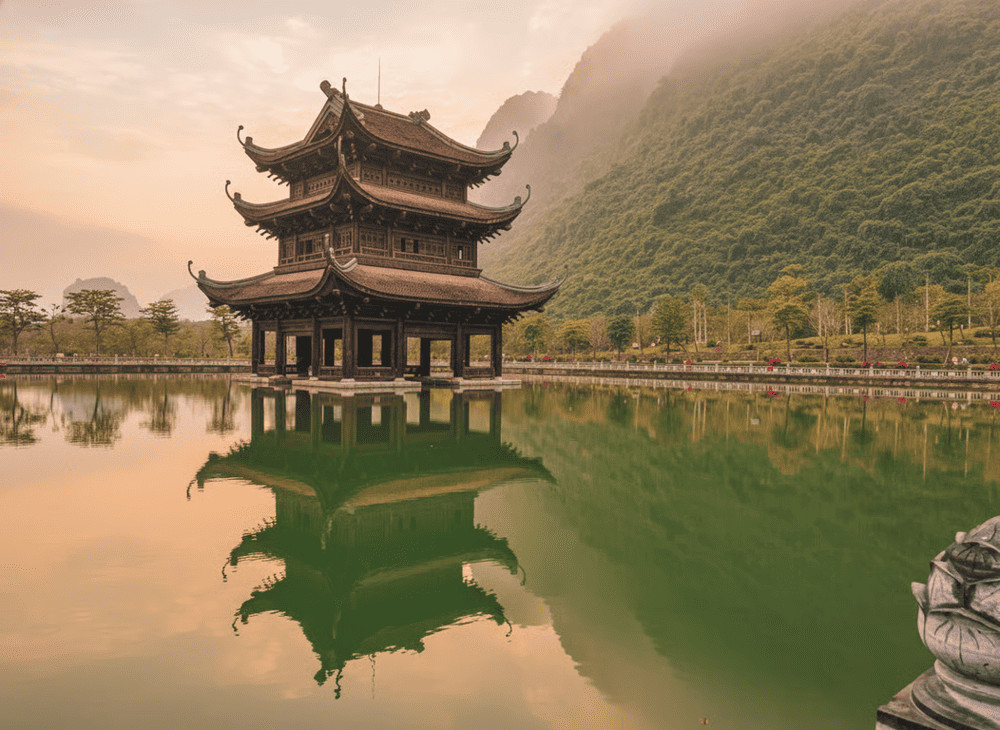 Ngôi chùa cổ linh thiêng giữa hồ