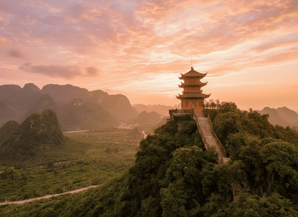 Tháp Ngọc trên đỉnh Thất Tinh