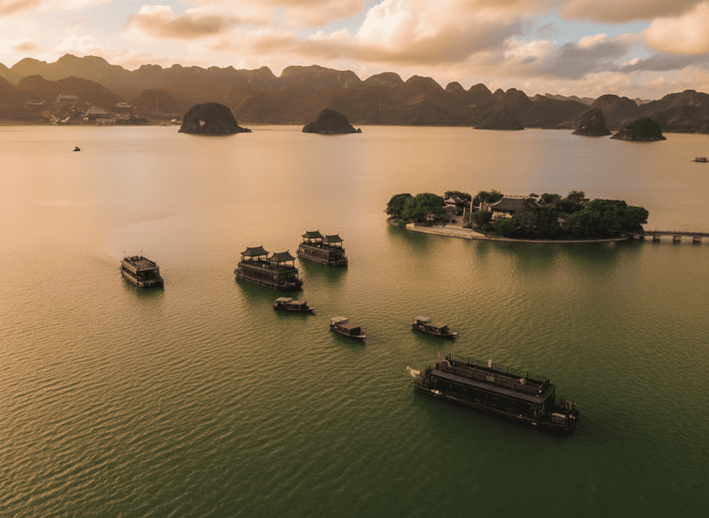 Vẻ đẹp của Hồ Tam Chúc được ví như “Vịnh Hạ Long trên cạn”