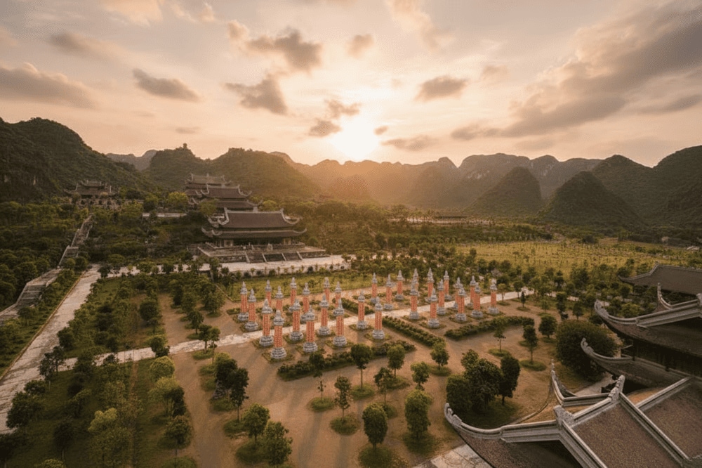 Vườn Cột Kinh và khu Tam Điện nhìn từ xa, nổi bật giữa rừng núi hùng vĩ