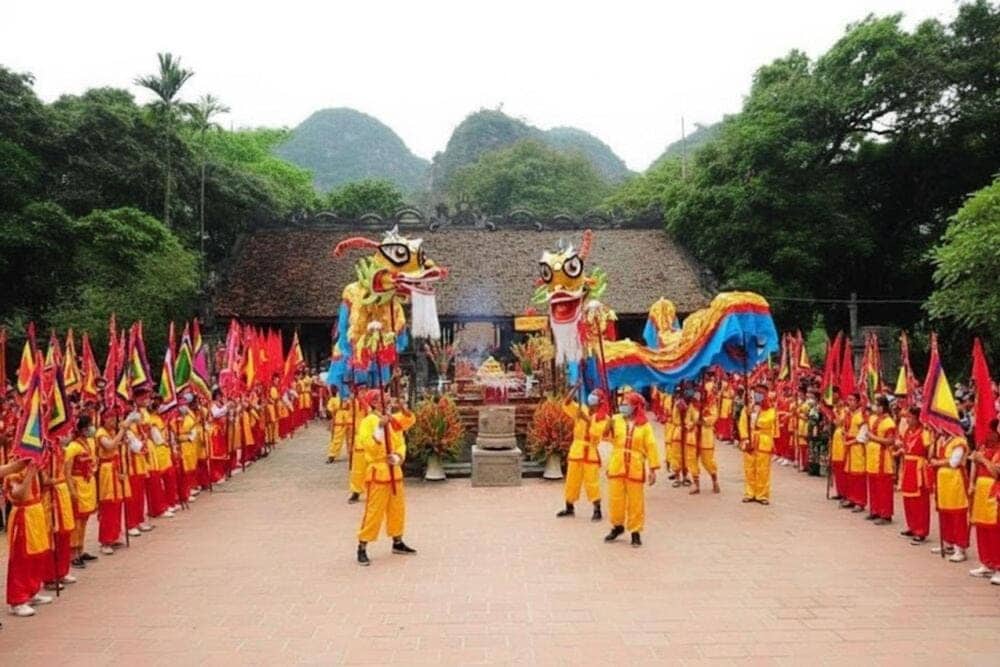 Cố đô Hoa Lư tổ chức nhiều lễ hội truyền thống hàng năm để tưởng nhớ các vị vua Đinh, vua Lê, và các anh hùng dân tộc