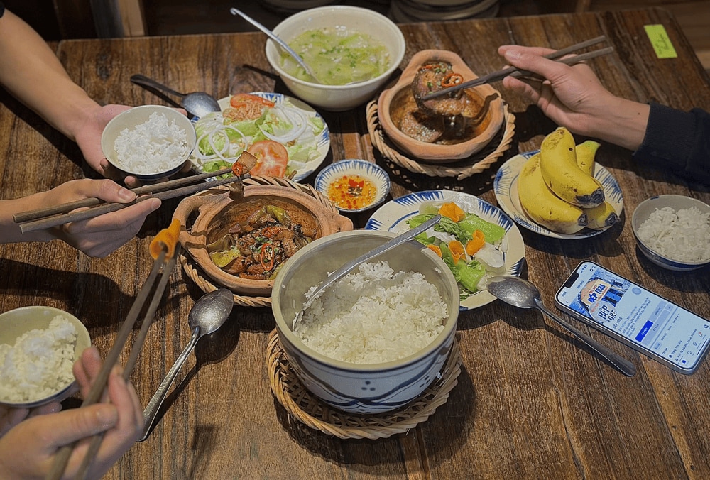 Các món ăn quen thuộc được bày trí tinh tế trên cùng mâm (Nguồn: Fanpage Bếp 1985)