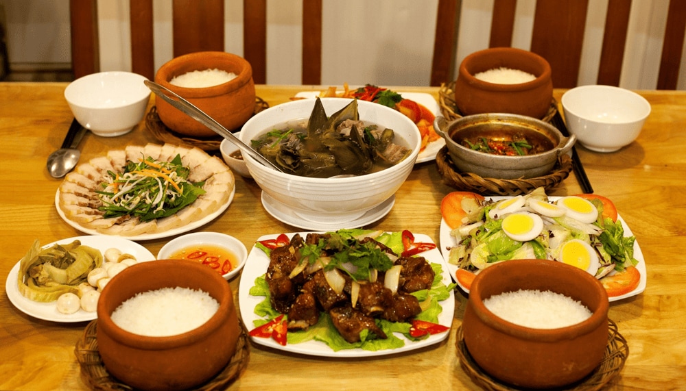 Cơm niêu nóng hổi cùng các món ăn kèm dân dã trong không gian cổ điển, ấm cúng của quán Hương Việt (Nguồn: Fanpage Cơm Niêu Hương Việt - Đà Lạt)