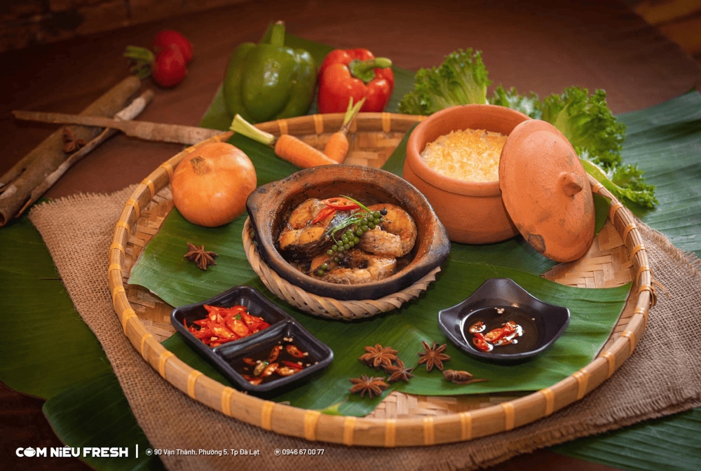 Quán Ăn Gia Đình Fresh hấp dẫn thực khách bởi thố cơm niêu giòn rụm, nóng hổi, kết hợp hoàn hảo với những món ăn kèm đậm đà (Nguồn: Fanpage Quán Ăn Gia Đình Fresh)