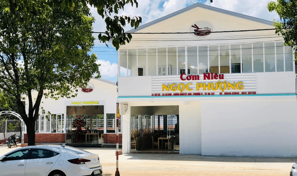 Quán có mặt tiền rộng rãi, được thiết kế với tông màu trắng chủ đạo tạo cảm giác sạch sẽ, sáng sủa (Nguồn: Fanpage Cơm Niêu Ngọc Phương)