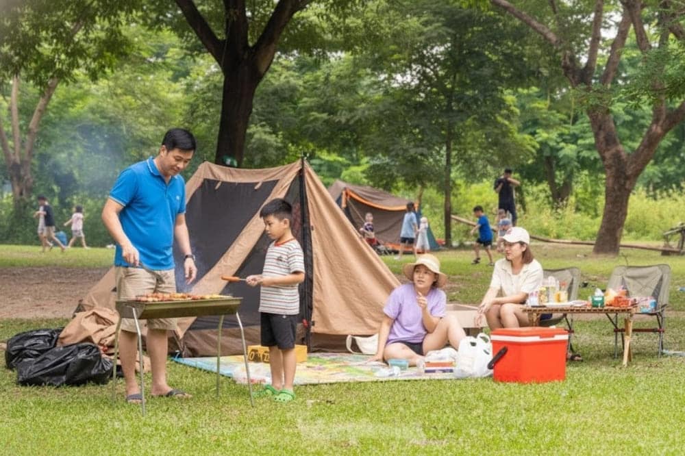 Người dân thường xuyên cắm trại tại công viên Thanh Xuân