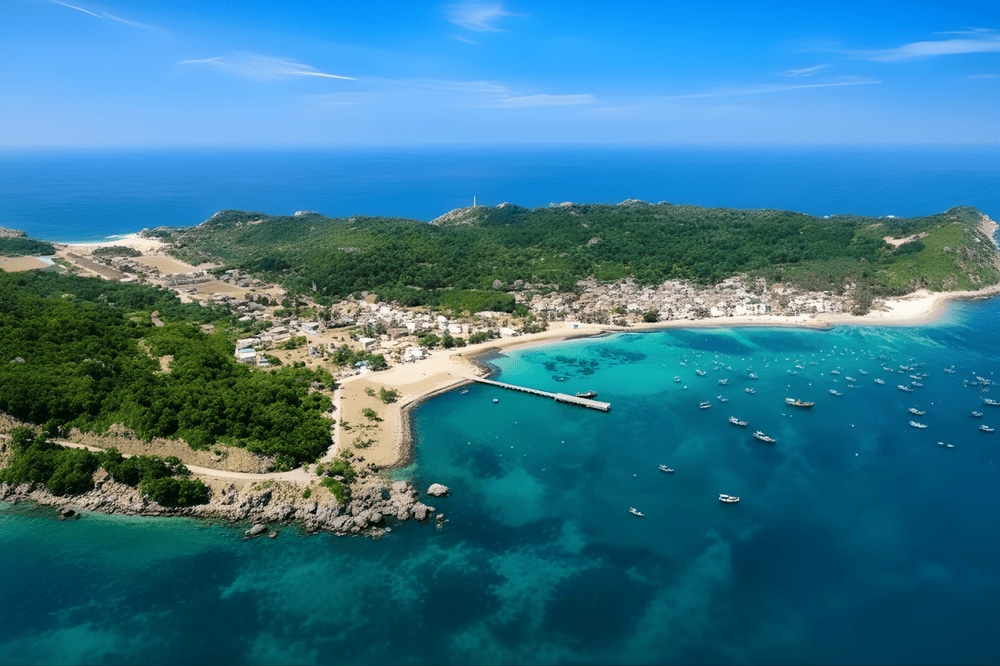 Cù Lao Xanh nổi bật với làn nước biển trong xanh, bãi cát trắng mịn và hệ sinh thái biển phong phú