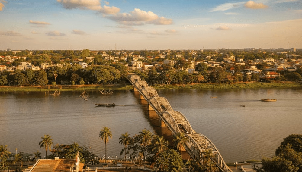 Cầu Trường Tiền vắt ngang sông Hương nối liền hai vùng phía Bắc và phía Nam của thành phố