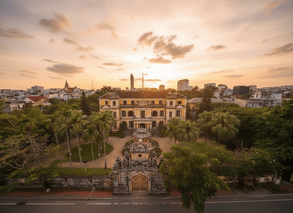 Cung An Định được bao bọc bởi khuôn viên xanh mát và toạ lạc ngay gần trung tâm thành phố
