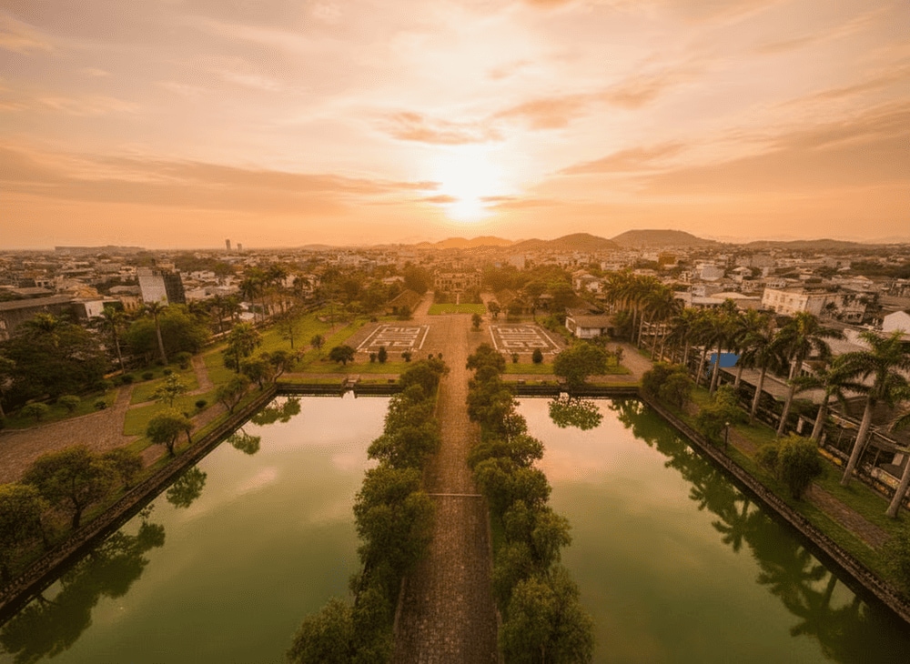 Hồ nước phía sau Bạch Trà Viên và nền móng cũ của Cửu Tư Đài