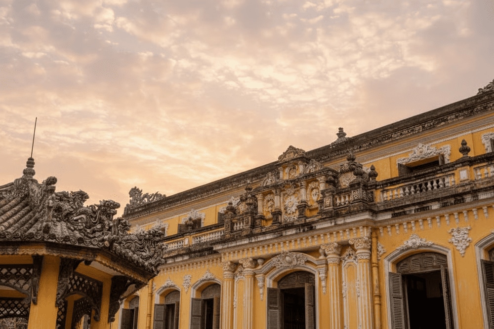 Hoạ tiết trang trí bên ngoài Lầu Khải Tường