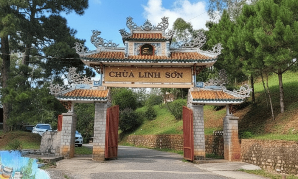Chùa Linh Sơn Đà Lạt toát lên vẻ đẹp độc đáo, trầm tĩnh, là chốn thiền định yên bình giữa lòng thành phố