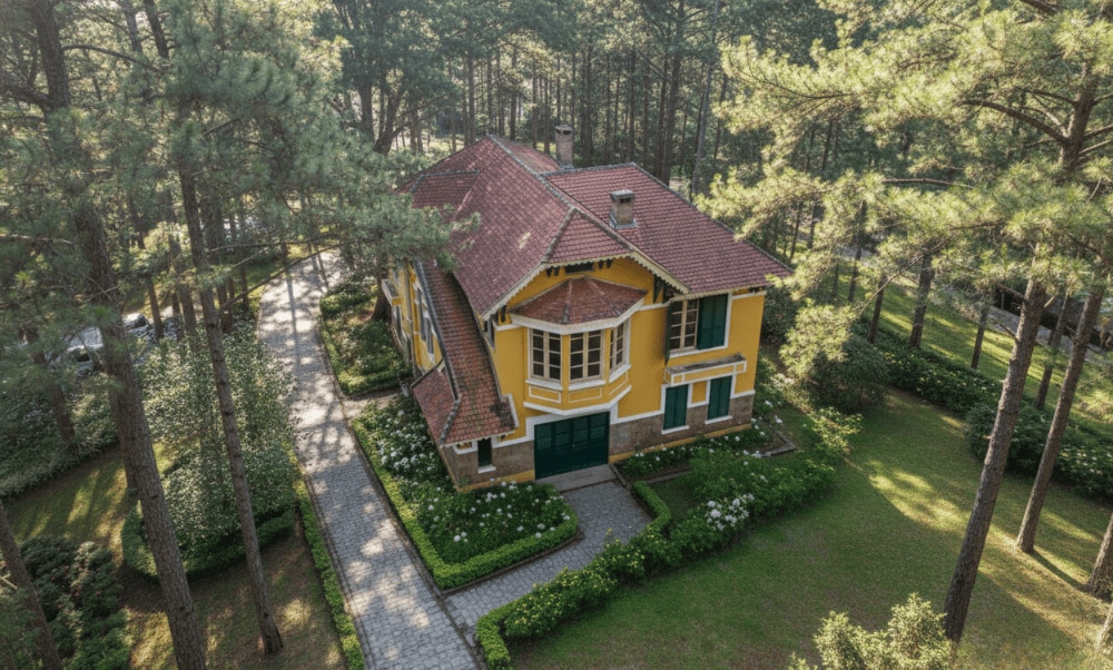 Dinh Bảo Đại là nơi lưu giữ các phòng làm việc của vua Bảo Đại, tọa lạc trong khuôn viên rộng lớn, được bao quanh bởi những vườn hoa và cảnh quan tuyệt đẹp