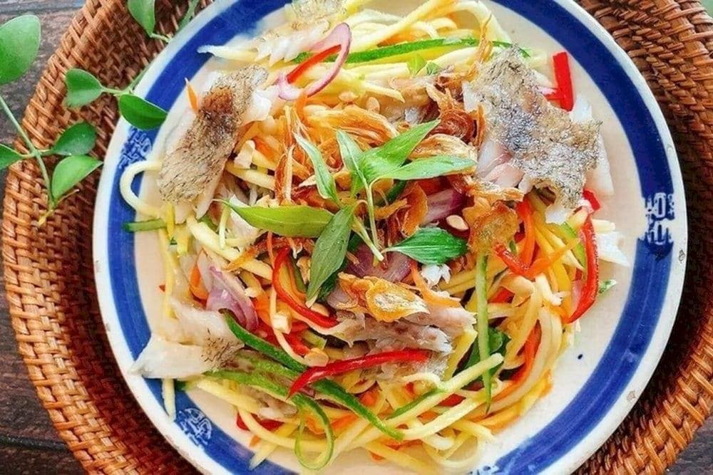 Gỏi xoài khô cá sặc