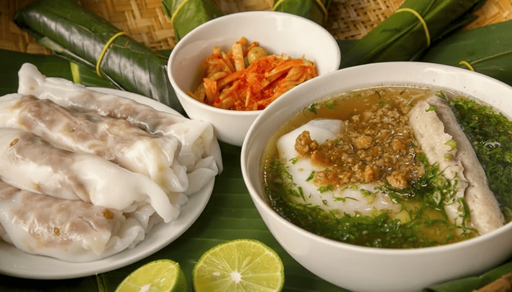 Bánh cuốn dùng kèm nước chấm thịt heo và chả giò