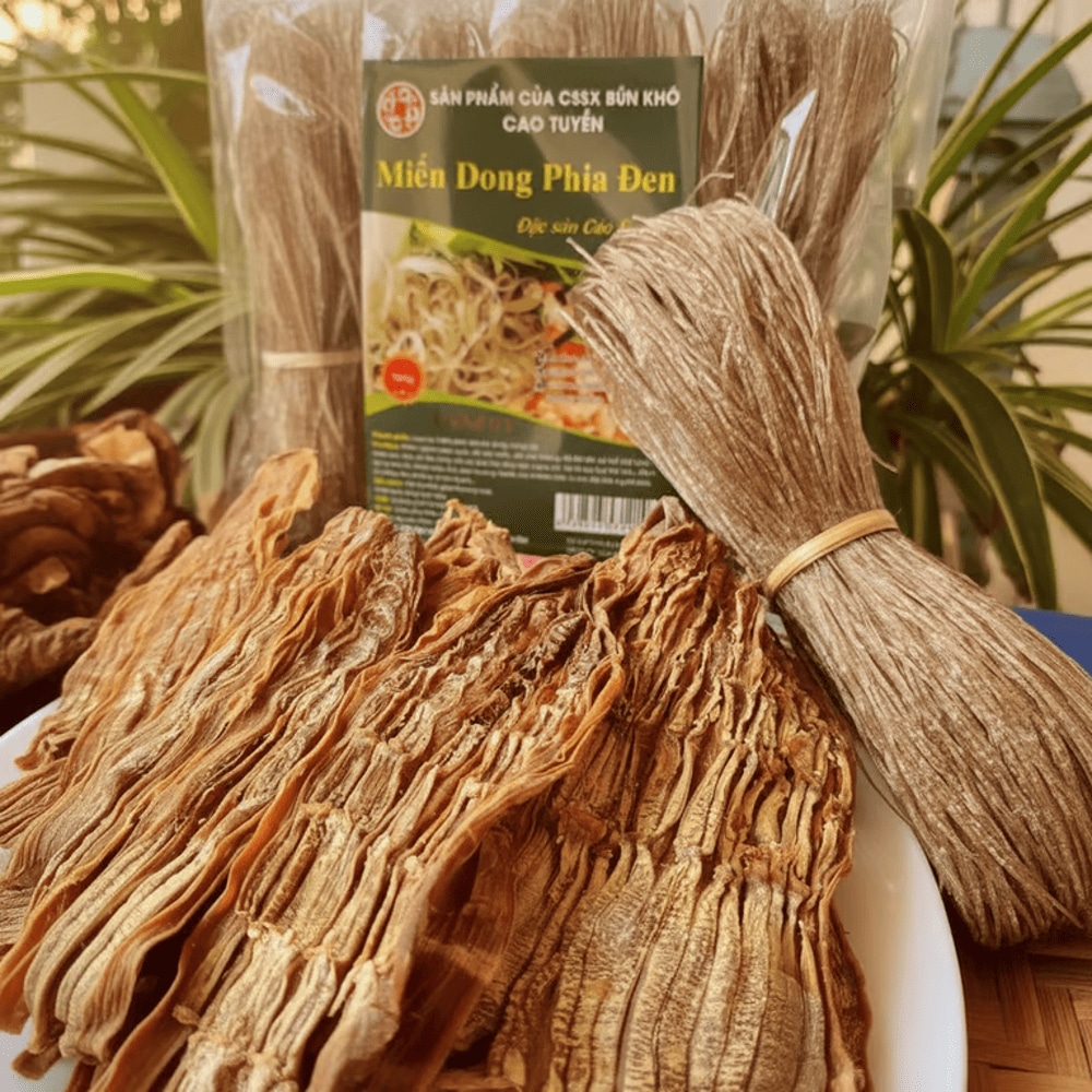 Miến dong Phia Đén được làm từ nguyên liệu tự nhiên, có sợi miến dai, ngọt và không bị dính