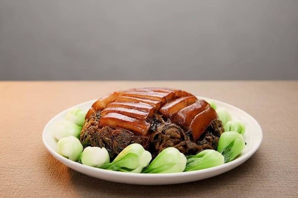 Món ăn đặc biệt của người dân tộc Tày, làm từ các nguyên liệu như thịt heo, gạo nếp, tạo nên hương vị đậm đà và thơm ngon