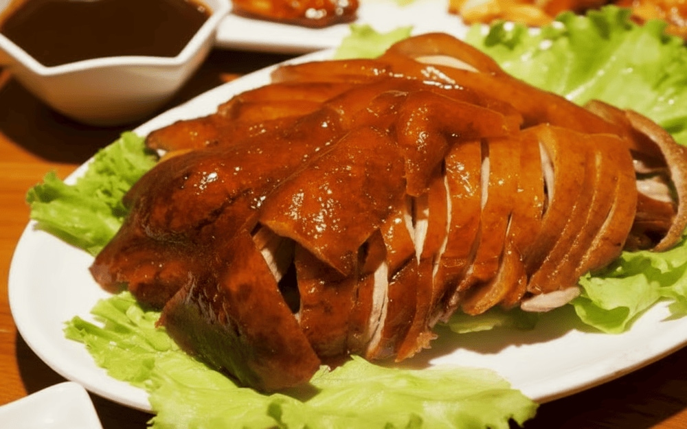 Vịt được quay với 7 loại gia vị khác nhau, tạo nên hương vị đậm đà, thơm ngon khó cưỡng