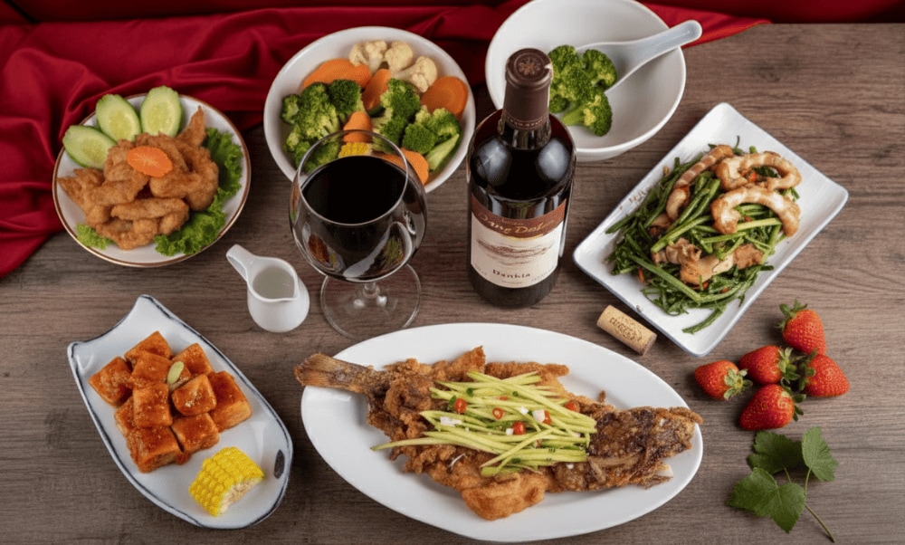 Rượu vang Đà Lạt được làm từ những trái nho chín mọng, hương vị kết hợp hoàn hảo giữa vị chát nhẹ, ngọt ngào và một chút chua dịu