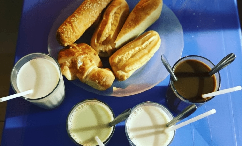 Sữa hạt nóng hổi, thơm ngon có thể dễ dàng tìm thấy tại dọc các con đường hoặc khu vực chợ đêm Đà Lạt