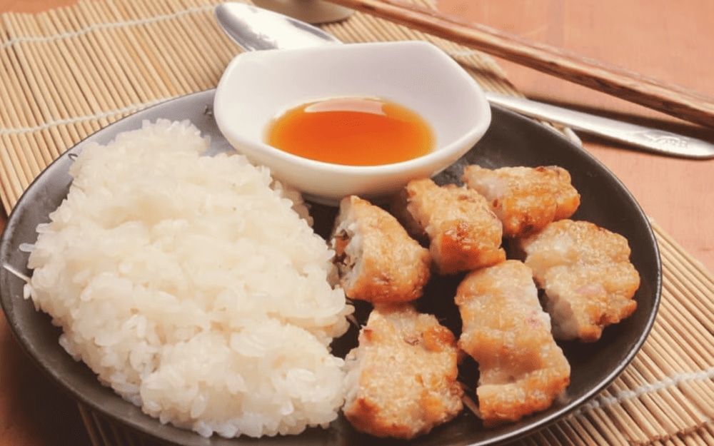 Chả mực là một trong những đặc sản rất nổi tiếng tại Hạ Long, thường ăn kèm xôi trắng