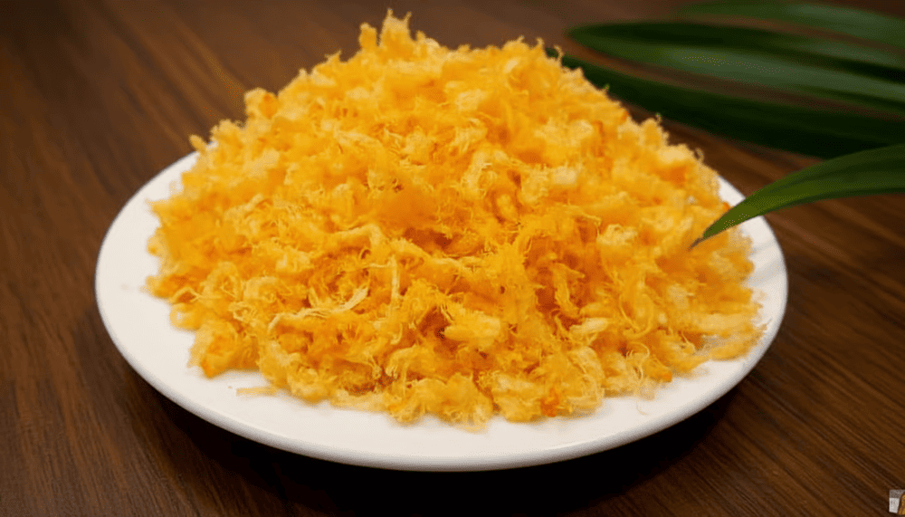 Ruốc tôm khô là món ăn gia vị từ tôm, có vị mặn, thơm và bùi. Món này thường được dùng để ăn với cơm hoặc làm gia vị cho các món ăn