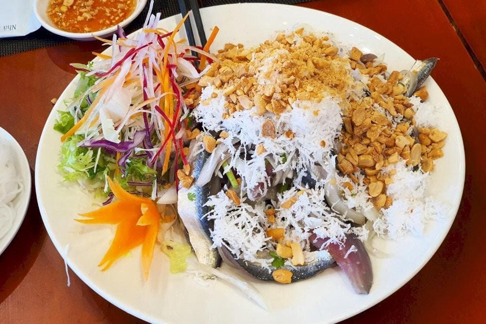 Gỏi cá trích Phú Quốc tươi mát, chua cay hấp dẫn