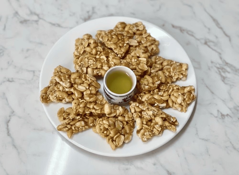 Kẹo lạc truyền thống, ngọt vừa, béo bùi, giòn tan đặc trưng