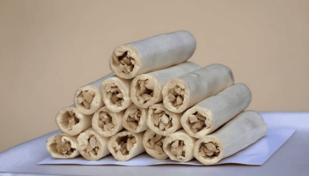 Sở dĩ món ăn này được gọi tên là kẹo dồi bởi hình dáng giống món dồi trường