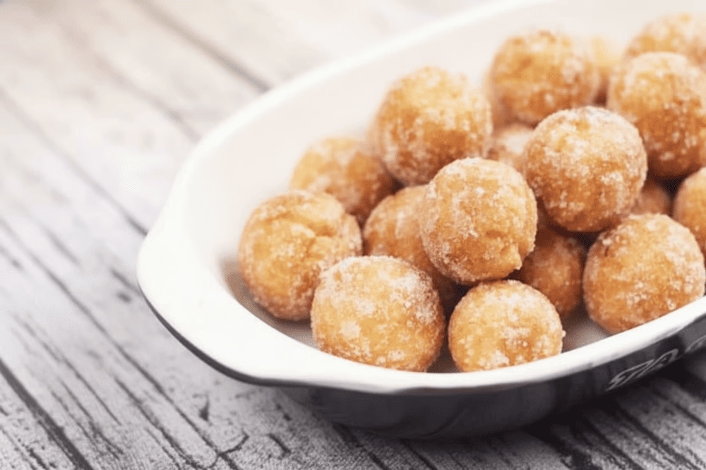 Viên bánh tròn giòn rụm, thơm bùi, ngọt dịu, ăn “vừa miệng”