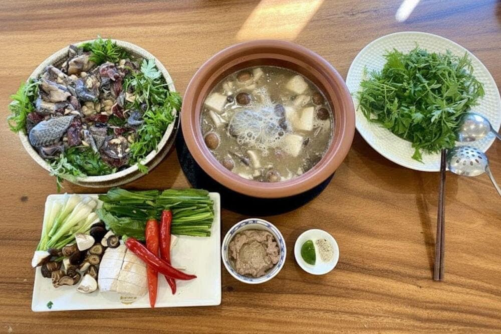 Lẩu gà đen kết hợp với pate béo ngậy, tạo nên hương vị độc đáo