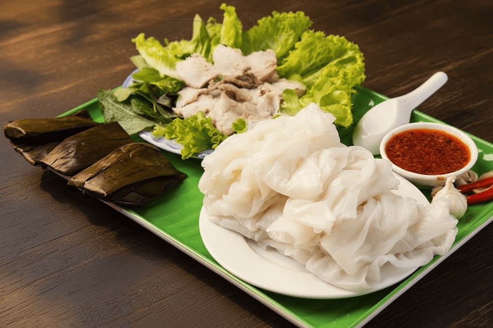 Bánh ướt mềm mịn, ăn kèm với thịt và nước mắm đặc biệt, đem đến một món ăn nhẹ nhàng mà đầy mê hoặc