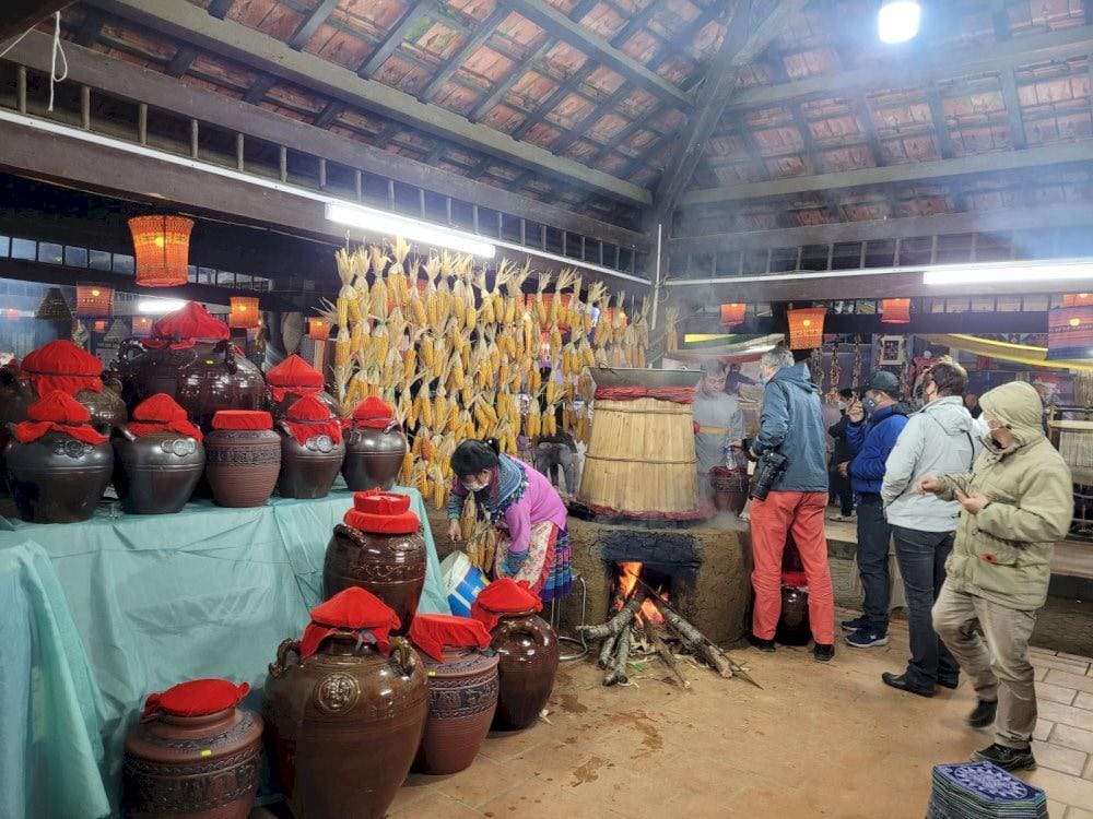 Quá trình nấu và bảo quản rượu ngô Bắc Hà (Nguồn: Cổng thông tin du lịch tỉnh Lào Cai)