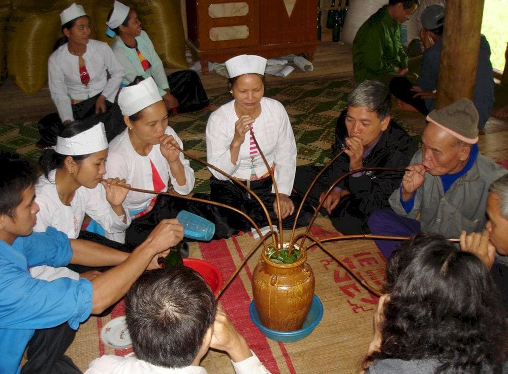 Thưởng thức rượu cần (Nguồn: Báo Hoà Bình)