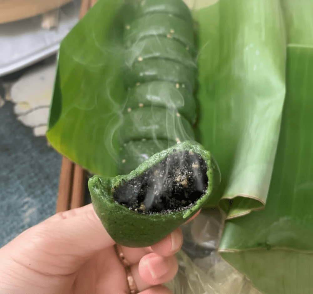Bánh làm từ ngải cứu, gạo nếp, có vị thơm đặc trưng của ngải cứu