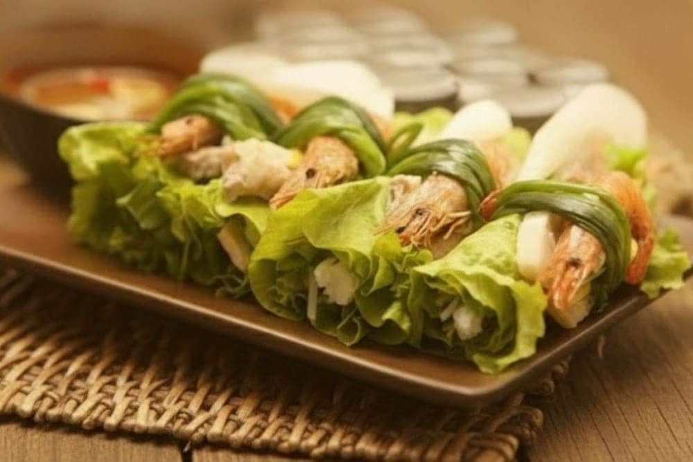 Món tôm cuốn bánh tráng cùng rau sống và gia vị đặc trưng của Thừa Lâm