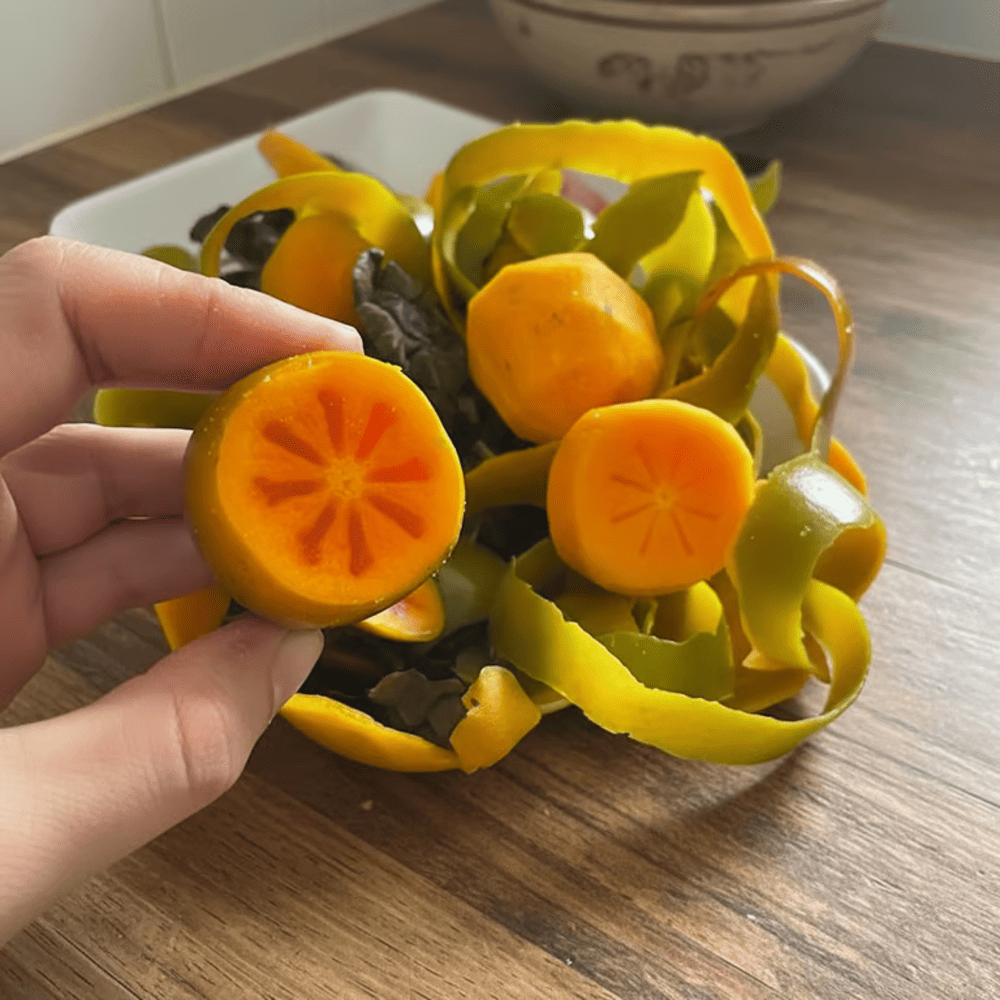 Quả hồng ngâm với vị ngọt thanh, mềm mịn, mang đến cảm giác dễ chịu, như sự hòa quyện giữa đất trời và con người