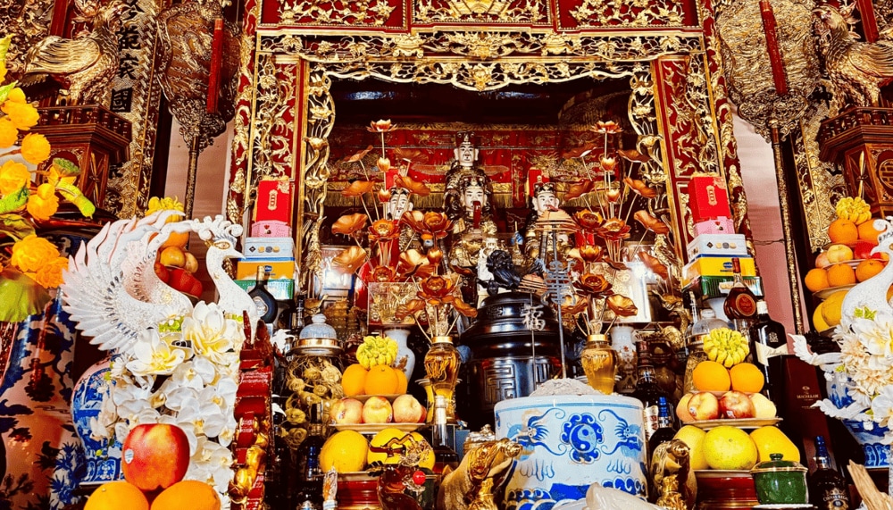 Các ban thờ tại Hậu Cung được chạm khắc vô cùng tỉ mỉ (Nguồn: Đền Lảnh Giang)