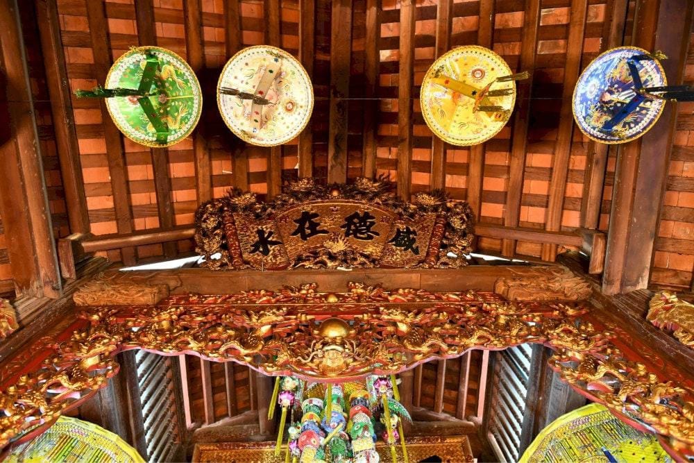 Các thanh xà được soi chỉ và chạm khắc hoa văn lá lật cách điệu, mang đến vẻ thanh thoát (Nguồn: Đền Lảnh Giang)