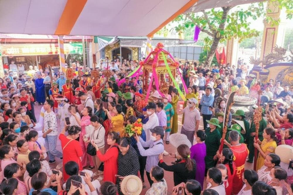 Không khí lễ hội trang nghiêm, náo nhiệt và đầy sắc màu tại Đền Ông Hoàng Mười.