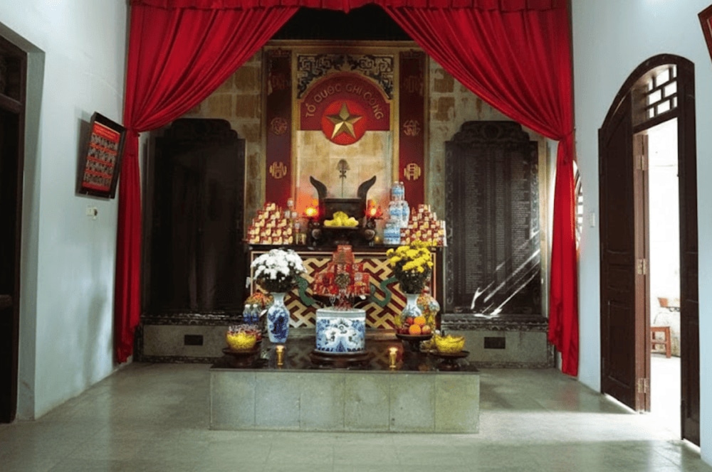 Ban thờ và ảnh các chiến sĩ hy sinh được đặt trang trọng bên trong đền thờ liệt sĩ (Nguồn: Internet)