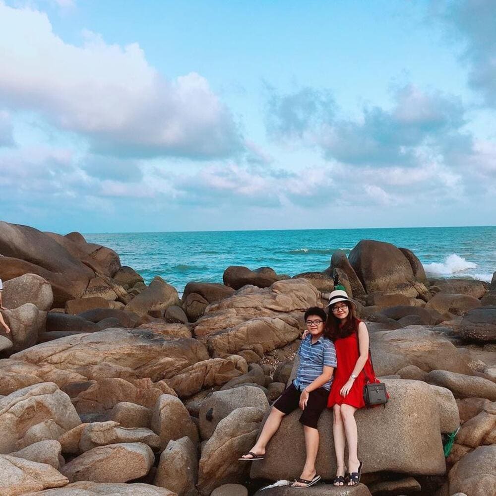 Ngồi bên nhau trên mỏm đá hướng biển, giữ lại những khoảnh khắc đời thường