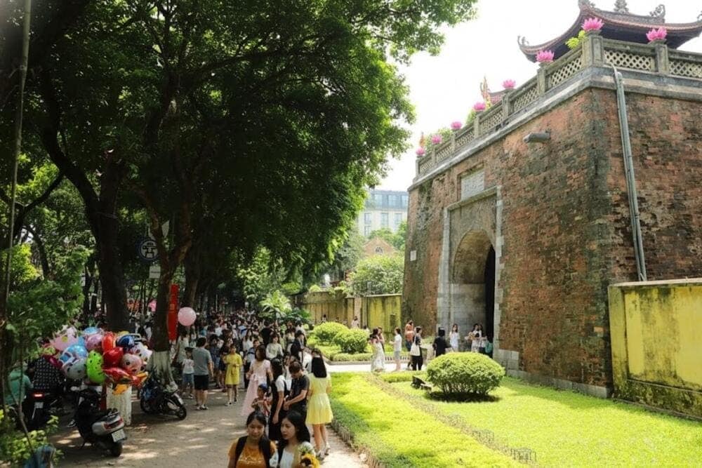 Chụp ảnh, check in cổng thành