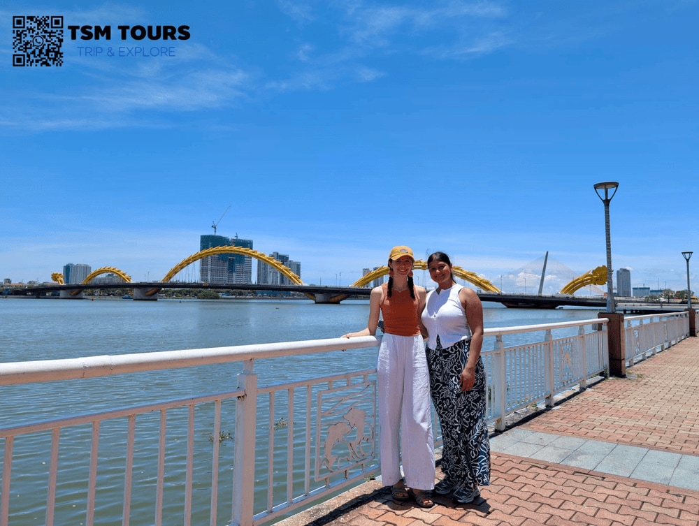 Nhiều du khách chọn đứng trên cung đường Bạch Đằng hoặc Trần Hưng Đạo để đưa toàn bộ cầu Rồng vào khung hình (Nguồn: TSM Tours)