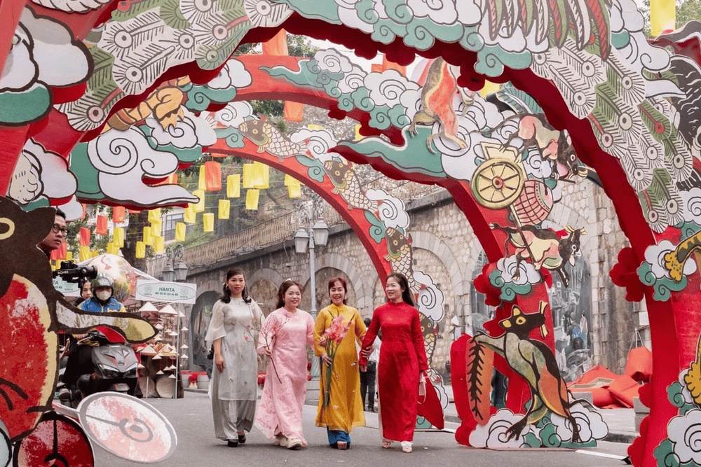 Check-in tại phố bích họa Phùng Hưng vào dịp Tết Nguyên Đán (Nguồn: Báo Dân trí)