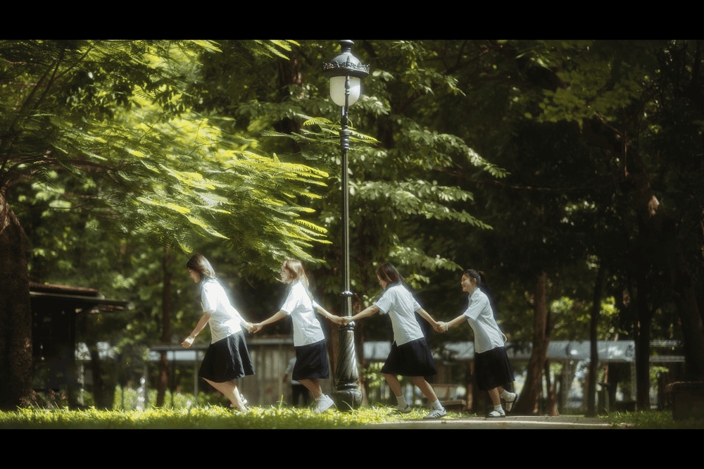 Công viên rộng lớn với ánh sáng mạnh còn là địa điểm lý tưởng để chụp ảnh kỷ yếu, ảnh theo concept thanh xuân (Nguồn: 2007 Studio - Chụp Ảnh Kỷ Yếu)