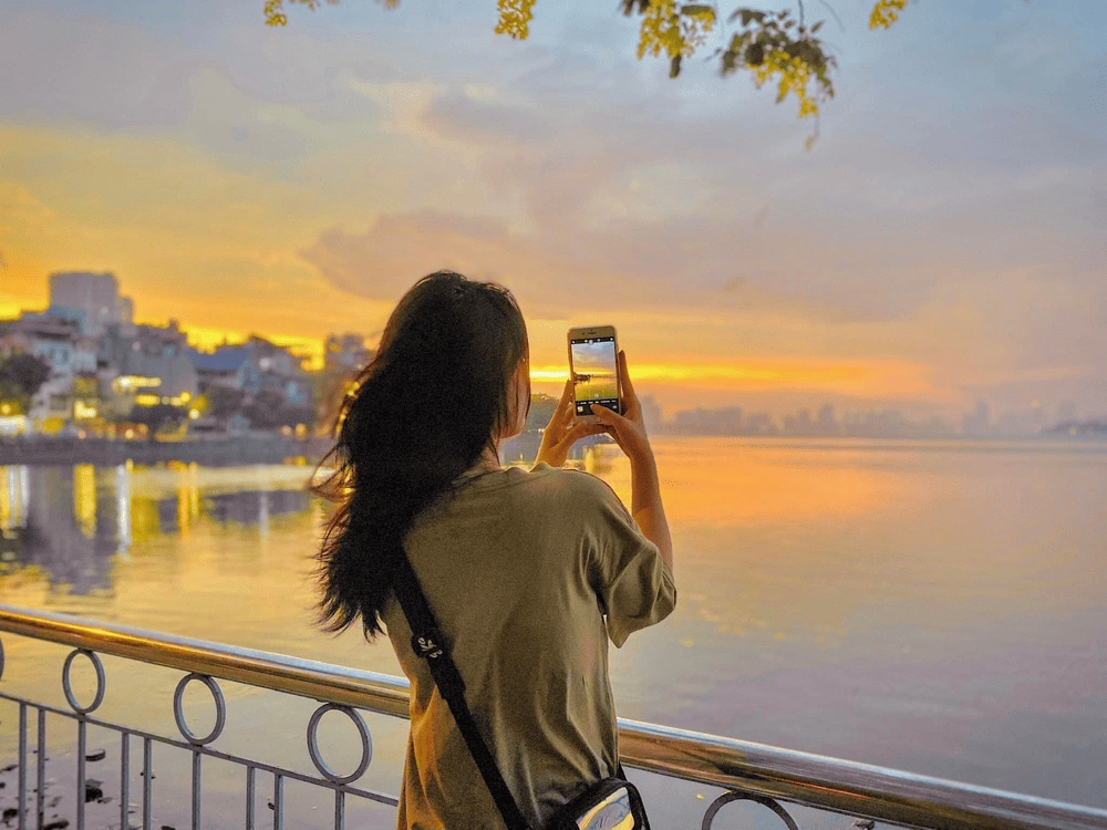 Góc chụp sau lưng bắt trọn khoảnh khắc hoàng hôn thơ mộng (Nguồn: Đoan Trang)