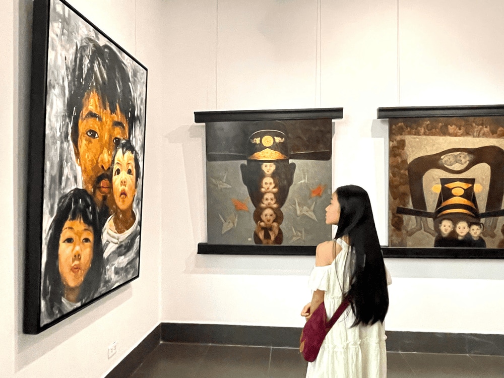 Góc chụp từ sau lưng tại khu vực trưng bày các tác phẩm hội họa (Nguồn: Bảo tàng Mỹ thuật Việt Nam)