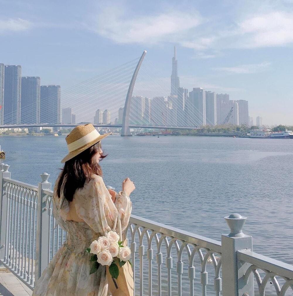 Bến Bạch Đằng với view sông Sài Gòn lãng mạn