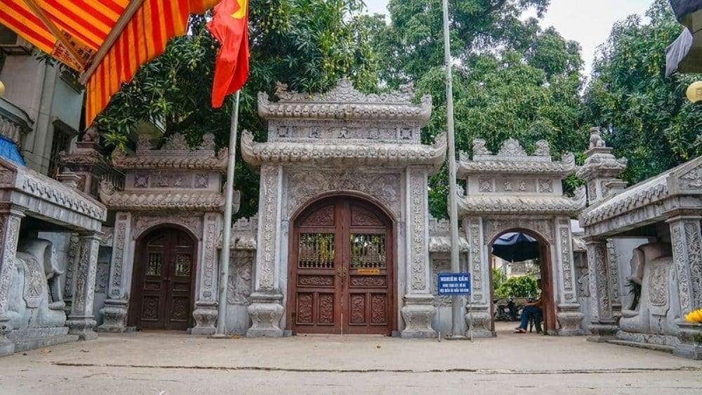 Đình Ứng Thiên không chỉ là nơi thờ cúng mà còn là biểu tượng của lòng biết ơn và sự tôn kính đối với các vị thần linh và anh hùng dân tộc